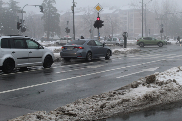 Putevi Srbije: Na pojedinim deonicama sneg do 5 cm, prilazi zimskim centrima prohodni