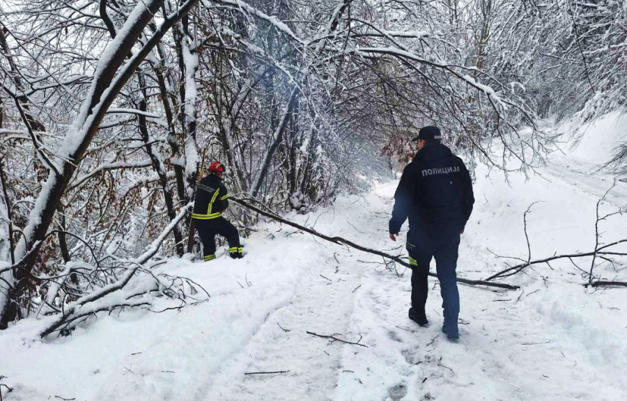 Srbija pod snegom: MUP angažovao sve kapacitete, agregati stižu u najugroženije gradove