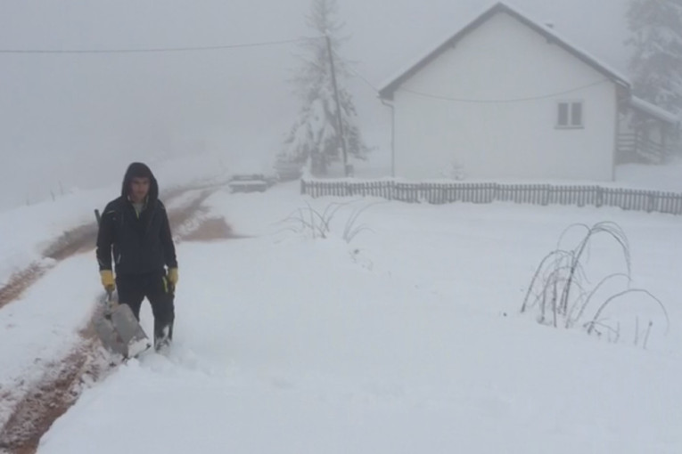 Drama u Sjenici i dalje traje: Skoro pola metra snega, 20 kamiona čeka da krene