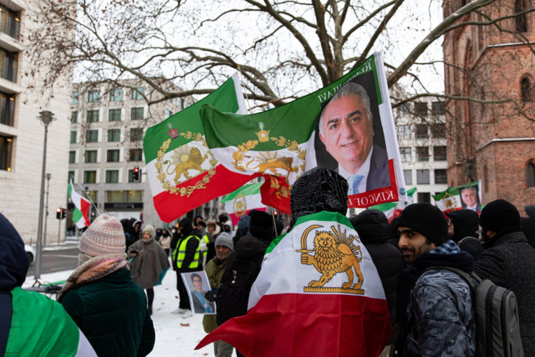 Iranski prestolonaslednik: Ko je Reza Pahlavi i koliko šanse ima da dođe na vlast čak i ako protesti uspeju?