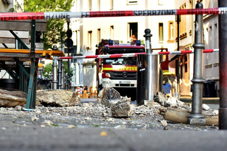 Fasade počele da padaju sa zgrada! Čuvajte glavu, situacija je alarmantna!