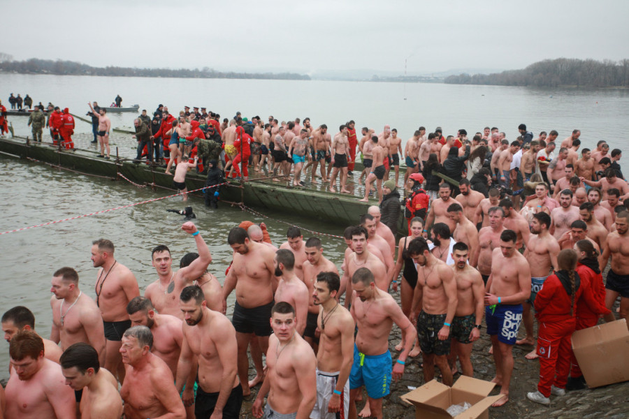 Skok u ledenu vodu koji je postao simbol vere: Kako je plivanje za Časni krst osvojilo Srbiju