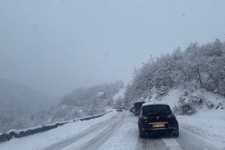 Šok na jugu Srbije! Usred maja zavejalo kao usred zime, Besna Kobila potpuno pobelela