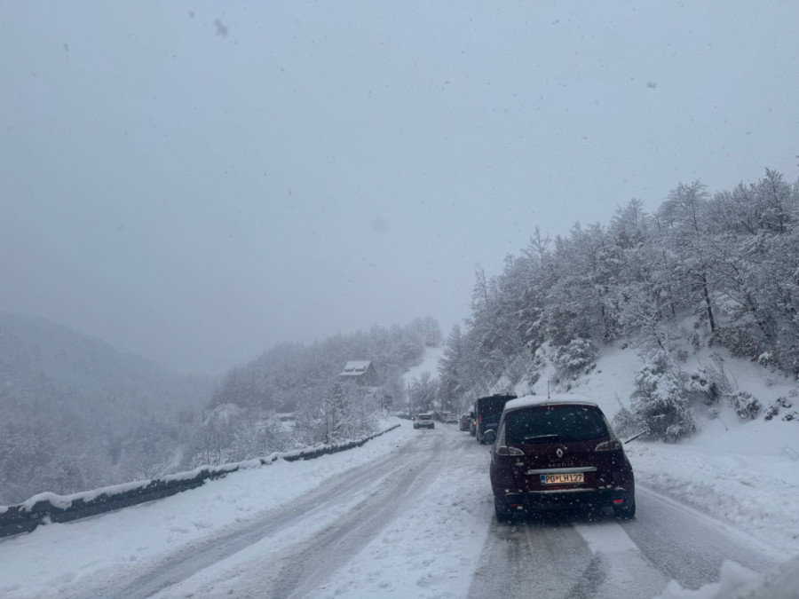 Vozači se zaglavili u snegu, dolazili drugi da ih šlepaju: Jaka mećava napravila probleme kod Nove Varoši (FOTO)