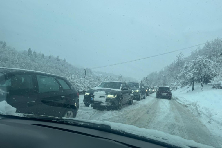 Vozači se zaglavili u snegu, dolazili drugi da ih šlepaju: Jaka mećava napravila probleme kod Nove Varoši (FOTO)