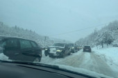 Vozači se zaglavili u snegu, dolazili drugi da ih šlepaju: Jaka mećava napravila probleme kod Nove Varoši (FOTO)