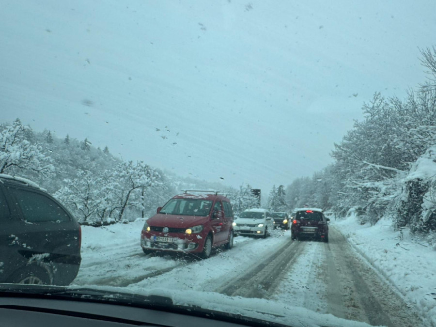 Vozači se zaglavili u snegu, dolazili drugi da ih šlepaju: Jaka mećava napravila probleme kod Nove Varoši (FOTO)