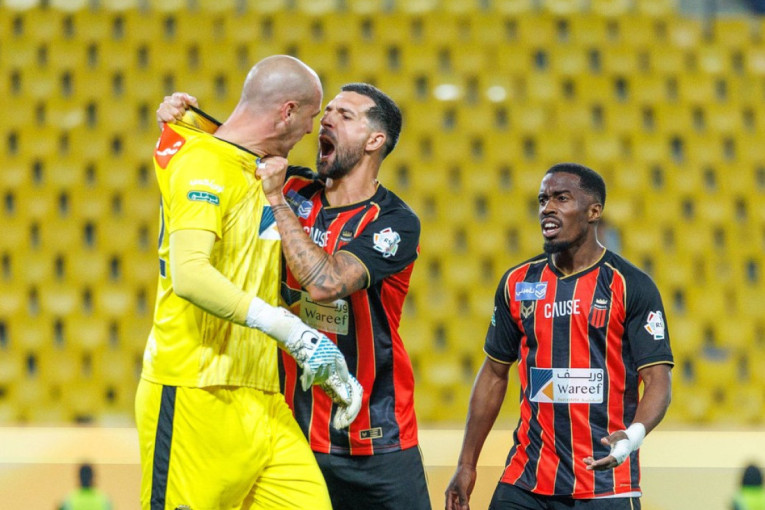 Haos u režiji Milana Borjana: Jednog saigrača udario pesnicom, a drugog glavom (VIDEO)