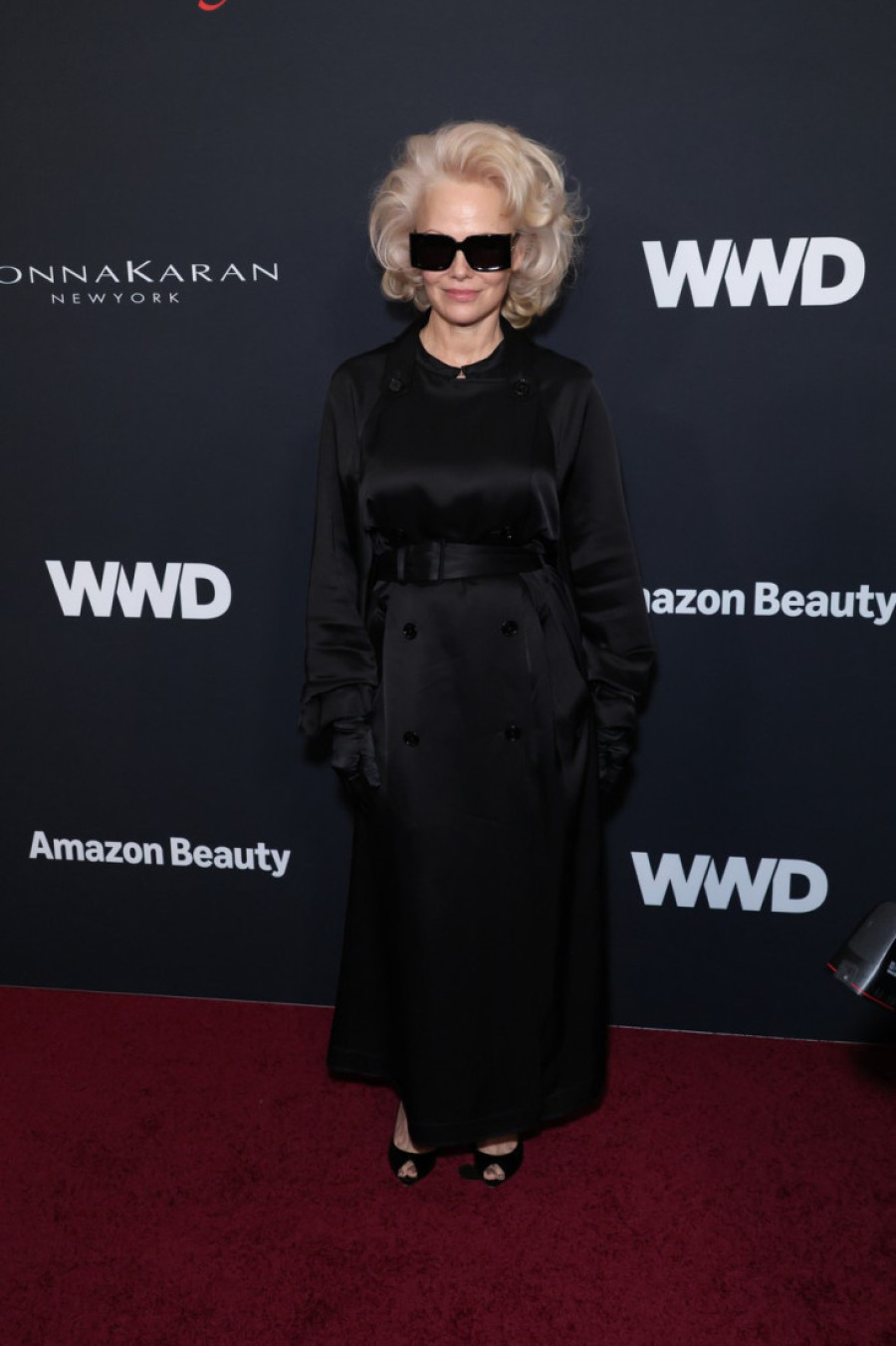 Ipak je to njena boja: Pamela Anderson se vratila plavoj kosi, a sa novom frizurom postigla vau efekat (FOTO)