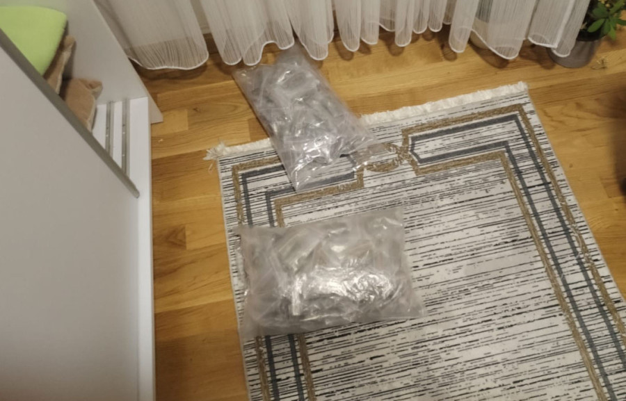 Policija u Novom Sadu razbila narko-stan: Pronađeni i “specijalni kolači” (FOTO/VIDEO)