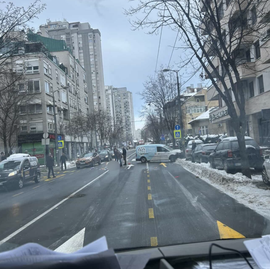 Težak udes u Beogradu: Pokosio ženu nasred ulice, pa udario u banderu! (FOTO)