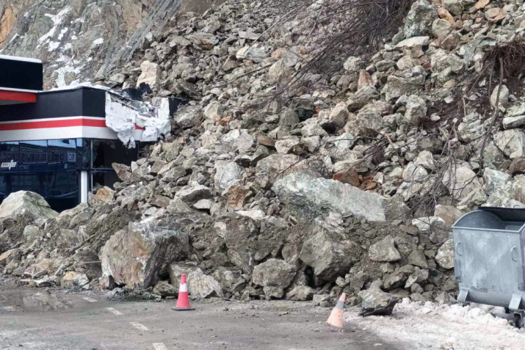 Drama u Zvorniku: Kamenje se obrušilo na benzinsku pumpu! (FOTO)