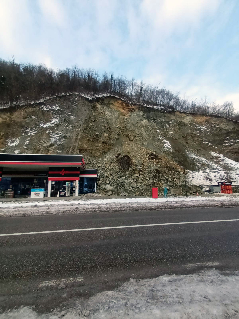 Drama u Zvorniku: Kamenje se obrušilo na benzinsku pumpu! (FOTO)