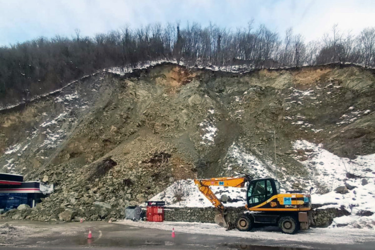 Drama u Zvorniku: Kamenje se obrušilo na benzinsku pumpu! (FOTO)