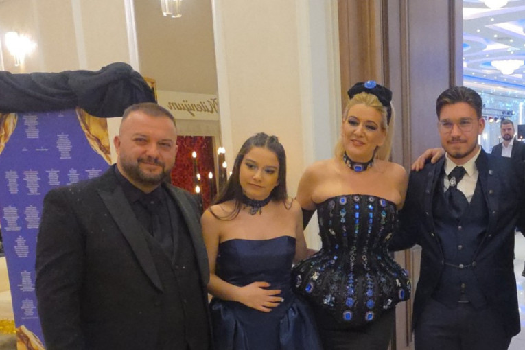Kad harmonika utihne, šljokice progovore! Porodica Borka Radivojevića na slavlju u modnom neskladu?! (FOTO)