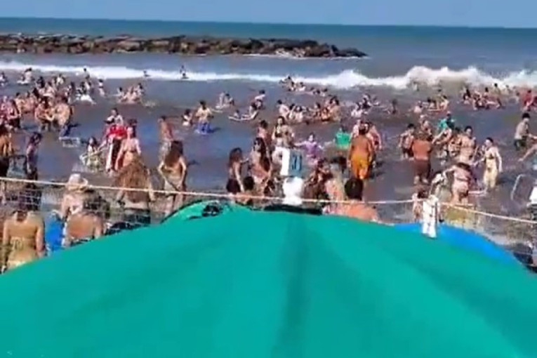 Cunami u sekundi potopio plažu! Talas visok 9 metara poklopio ljude, ima mrtvih (VIDEO)