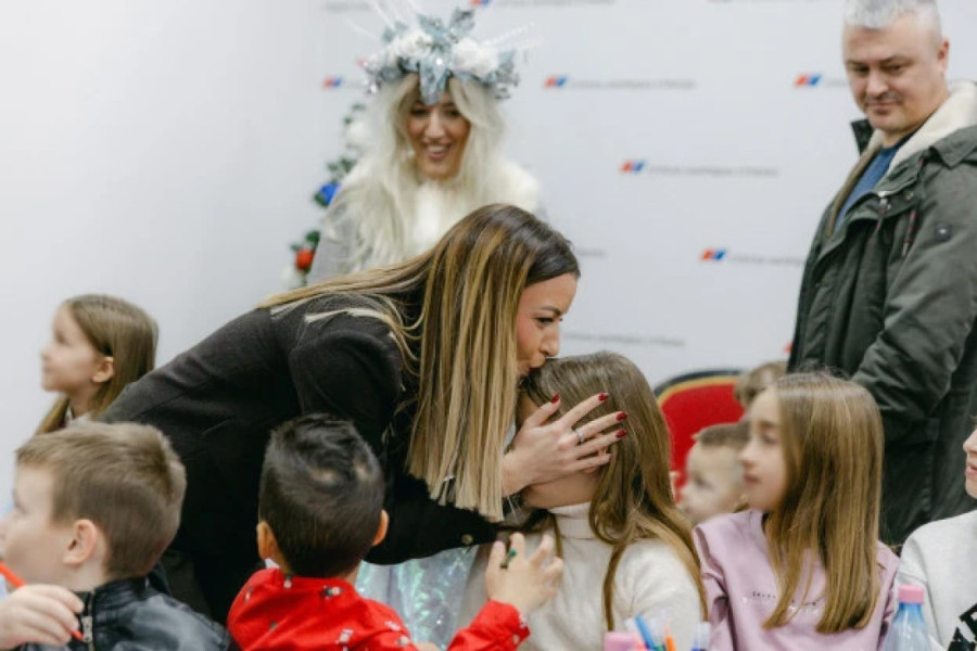 Nema veće radosti od osmeha mališana: Mesarović u Kuli podelila paketiće povodom srpske Nove godine
