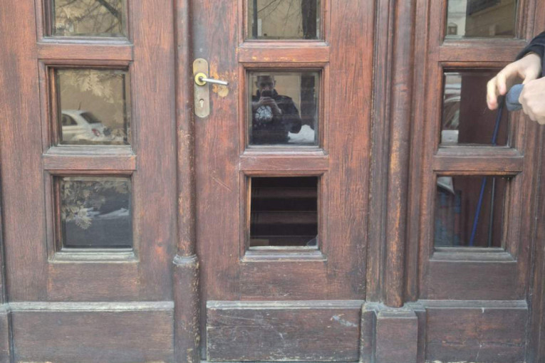 Krivična prijava zbog lomljenja prozora i stakla na vratima Patrijaršije