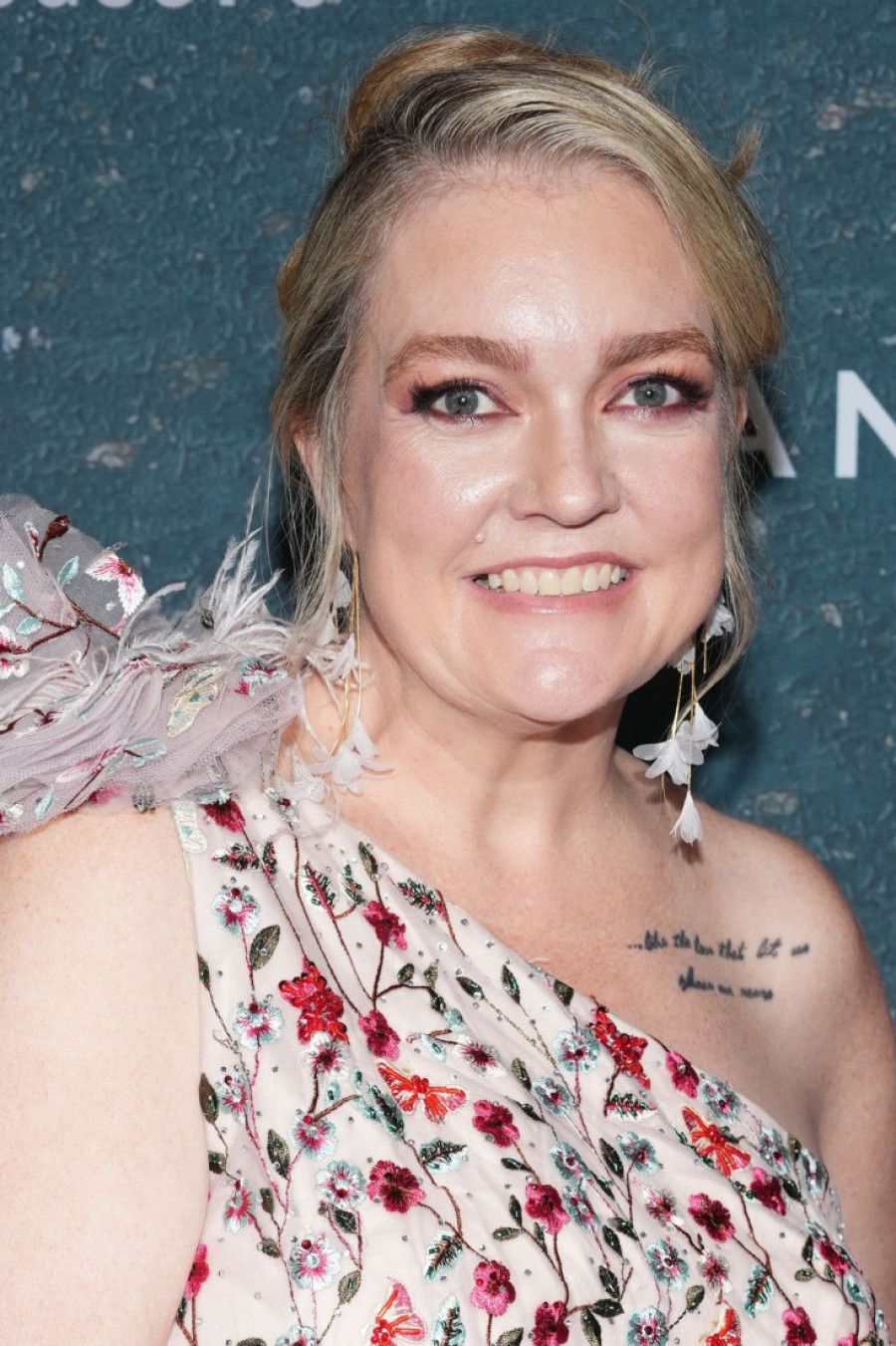 Čuvena književnica Kolin Huver se oglasila nakon medijskih natpisa da je na samrti: Srećna sam što sam živa, ali mrzim povrće