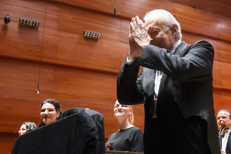 Beogradska filharmonija stigla u Indiju gde će nastupiti na proslavi rođendana Zubina Mehte: Pogledajte dirljiv susret sa maestrom (VIDEO)