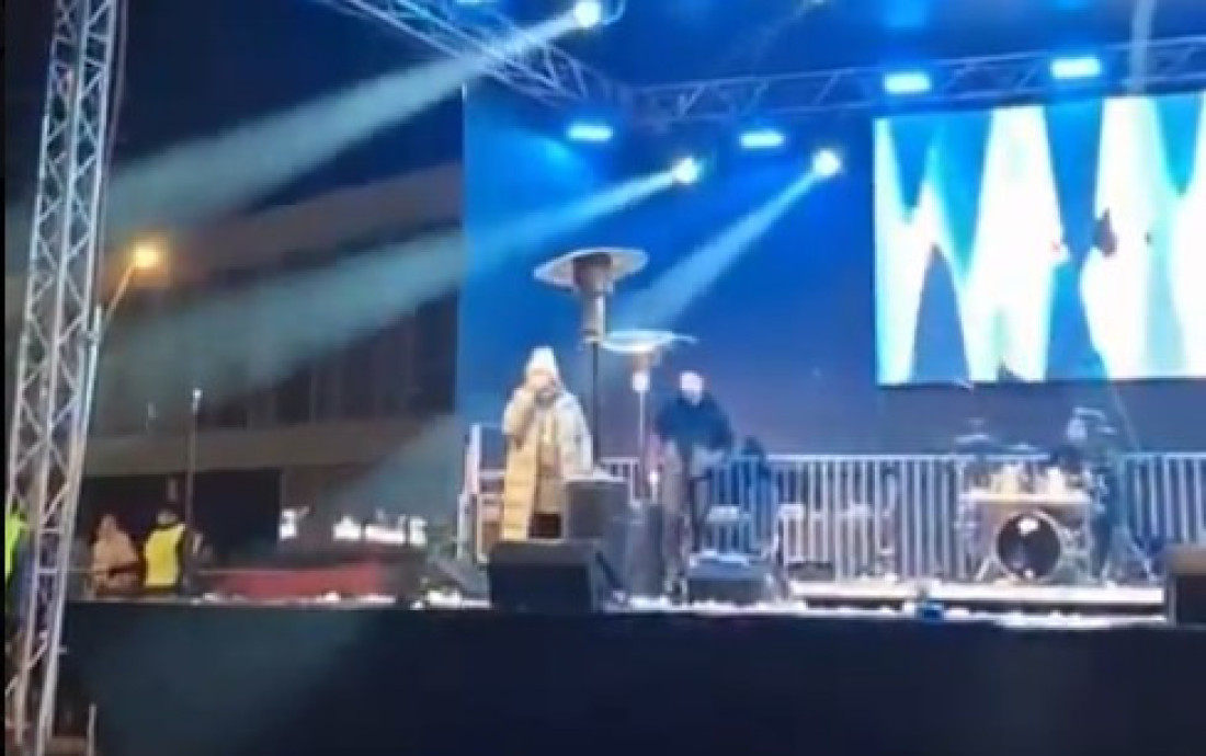 Blokaderi napali Anu Bekutu: Zasuli je ledenicama, pogledajte skandalozne scene (VIDEO)