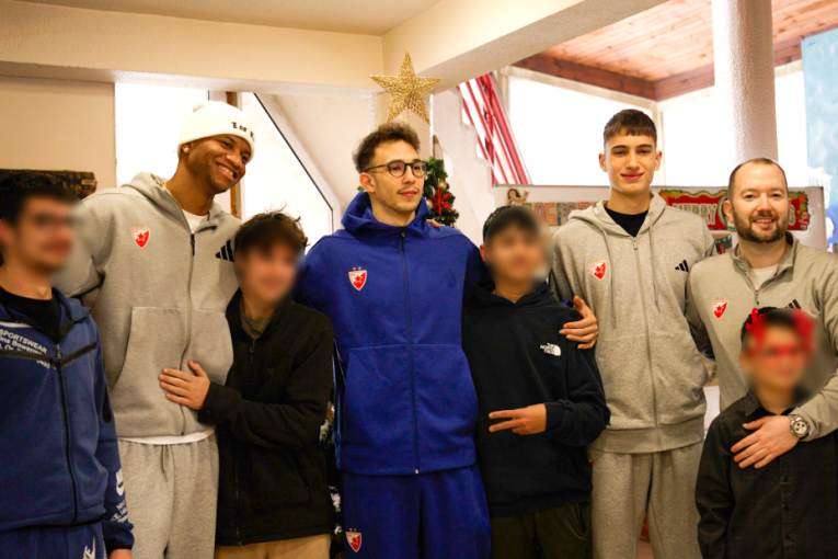 Praznično raspoloženje traje - Meridian fondacija i KK Crvena zvezda doneli osmehe i poklone na još jedno mesto (VIDEO)