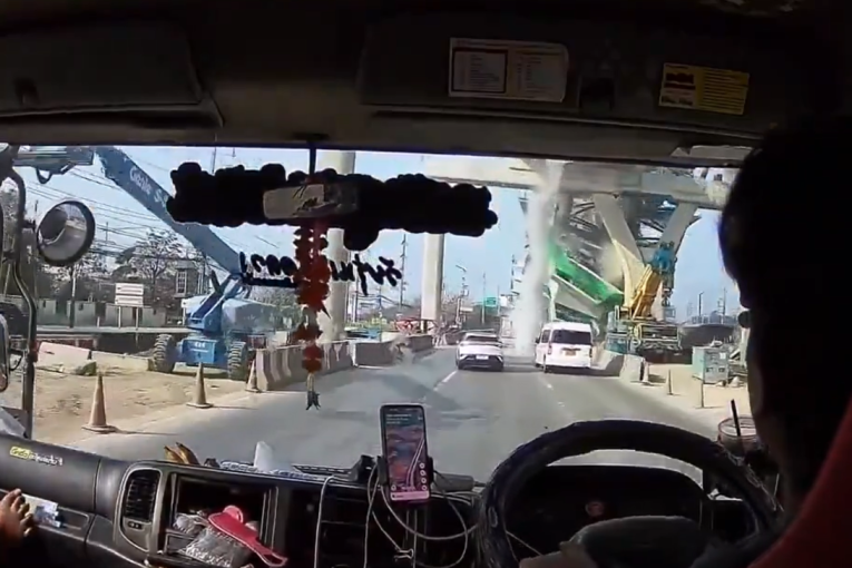 Snimljen trenutak pada krana! Jezive scene na auto-putu u Tajlandu (VIDEO)