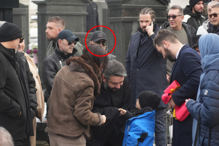 Muž Kaće Živković na Arkanovom pomenu: Stojke sa sobom vodi obezbeđenje (FOTO)
