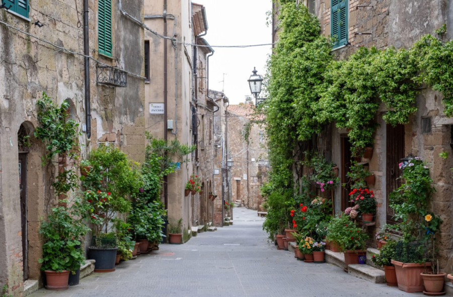 „Mali Jerusalim“ u srcu Toskane: Mistični gradić isklesan u steni koji izgleda kao iz bajke (FOTO)