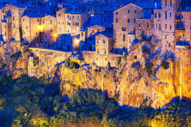 „Mali Jerusalim“ u srcu Toskane: Mistični gradić isklesan u steni koji izgleda kao iz bajke (FOTO)