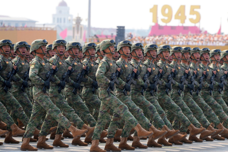 Kruži fotografija kineskog "supervojnika": Oružje koje nosi sa sobom fasciniralo čak i stručnjake (FOTO)