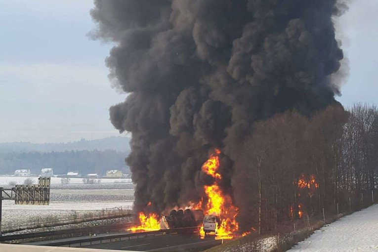 Teška nesreća na autoputu! Eksplodirala cisterna, veliki požar, a šiklja gusti dim (FOTO/VIDEO)