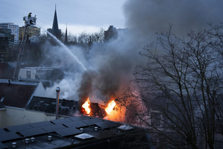 Eksplozija i požar u centru grada: Četvoro povređeno, zavladala panika!