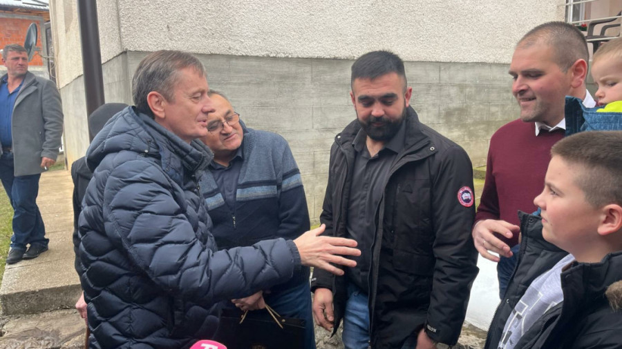 Gde čeljad nisu besna, ni kuća nije tesna - 13 članova Milića pod jednim krovom u dragačevskom selu (FOTO)