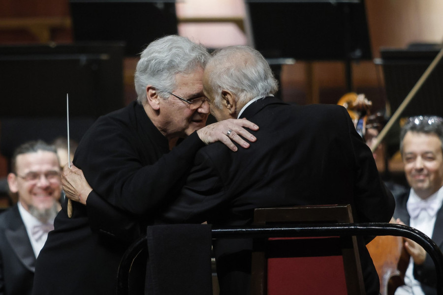 Spektakularni koncert, ovacije, ajvar i "Niška banja" usred Indije: Zubin Mehta sa Beogradskom filharmonijom proslavio 90. rođendan (FOTO)