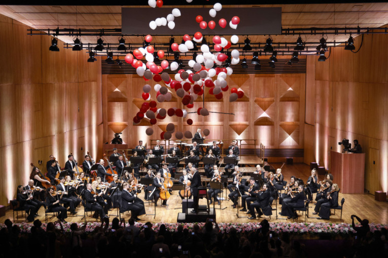 Spektakularni koncert, ovacije, ajvar i "Niška banja" usred Indije: Zubin Mehta sa Beogradskom filharmonijom proslavio 90. rođendan (FOTO)