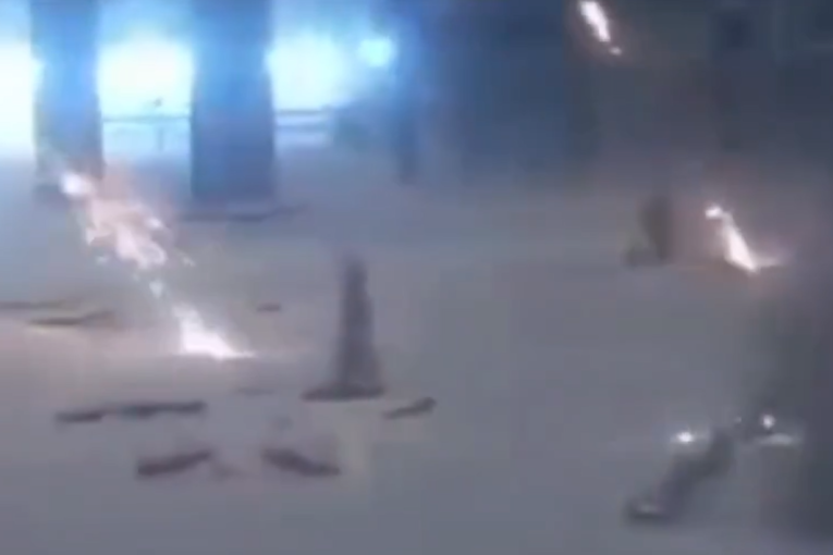 Ukrajinka čistila sneg dok su padali dronovi: Jedan eksplodirao tik pored nje, ona nastavila s poslom (VIDEO)