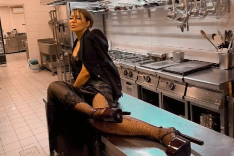 Ana Nikolić upala u kuhinju restorana i pokazala grudi: Alkohol ne ispušta iz ruku (VIDEO)