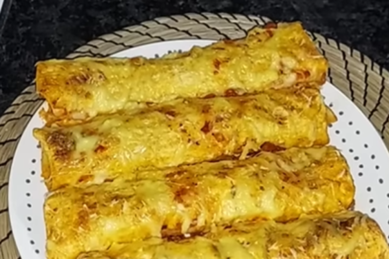 Recept dana: Zapečene tortilje sa sočnom piletinom i paradajz sosom će postati jedan od vaših favorita