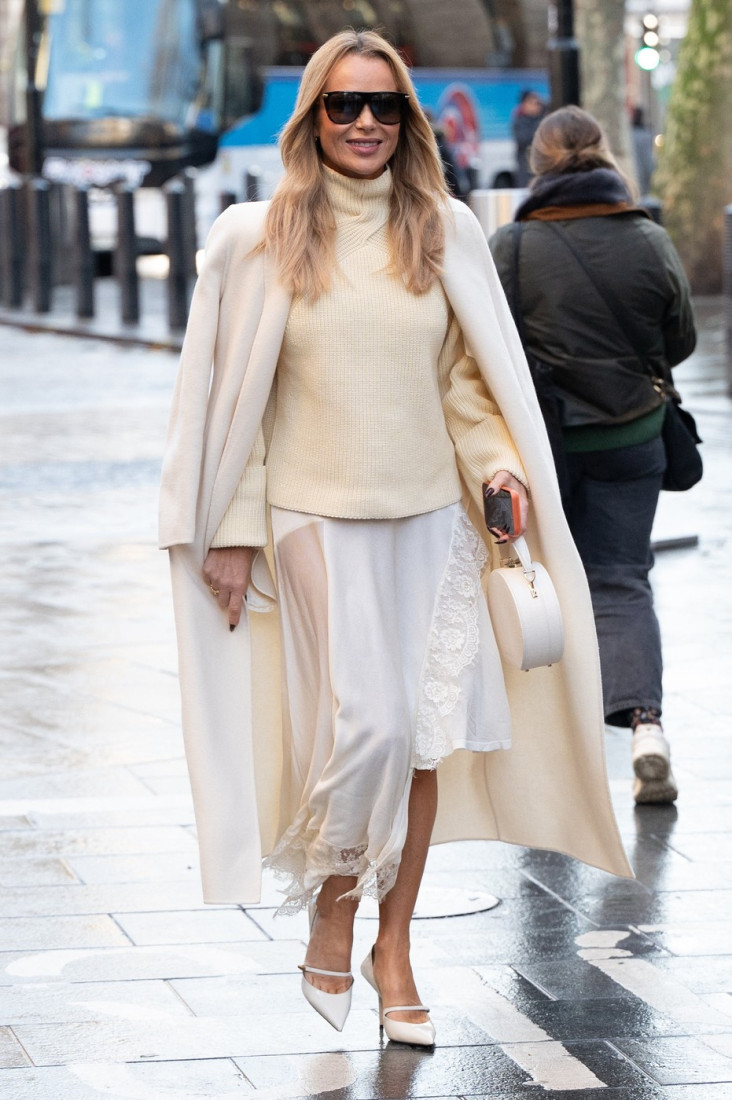Jednostavno, ali efektno: Amanda Holden blista u krem kombinaciji i luksuznim cipelama (FOTO)