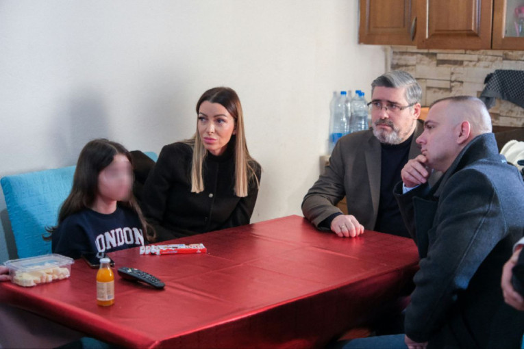 Naš zadatak je da budemo uz narod! Mesarović posetila porodicu Marković u Osečini: Situacija je stabilna, rušitelji države šire laži!