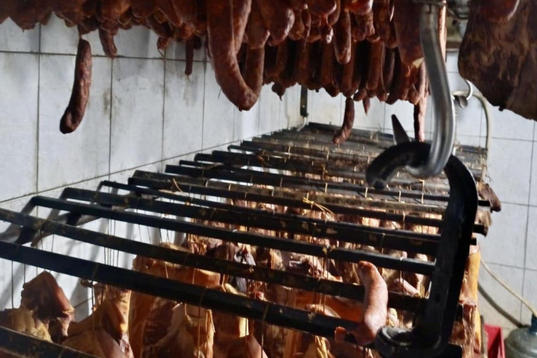 Prodavao meso bez potrebne dokumentacije: Policija uhapsila vlasnika mesare i oduzela gotovo osam tona nelegalnog mesa!