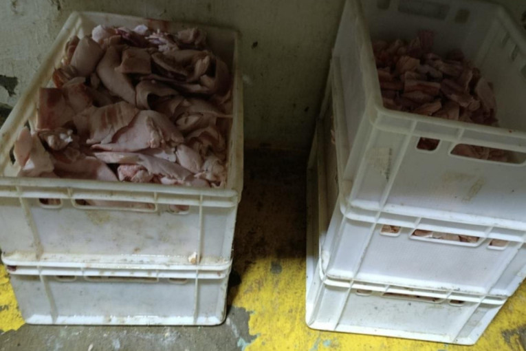 Prodavao meso bez potrebne dokumentacije: Policija uhapsila vlasnika mesare i oduzela gotovo osam tona nelegalnog mesa!