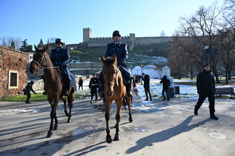 Dirljiv prizor ispod Beogradske tvrđave: Učesnici zajedno izneli Časni krst (FOTO)