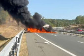 Buktinja na auto-putu Miloš Veliki: Zapalilo se vozilo nasred kolovoza (VIDEO)