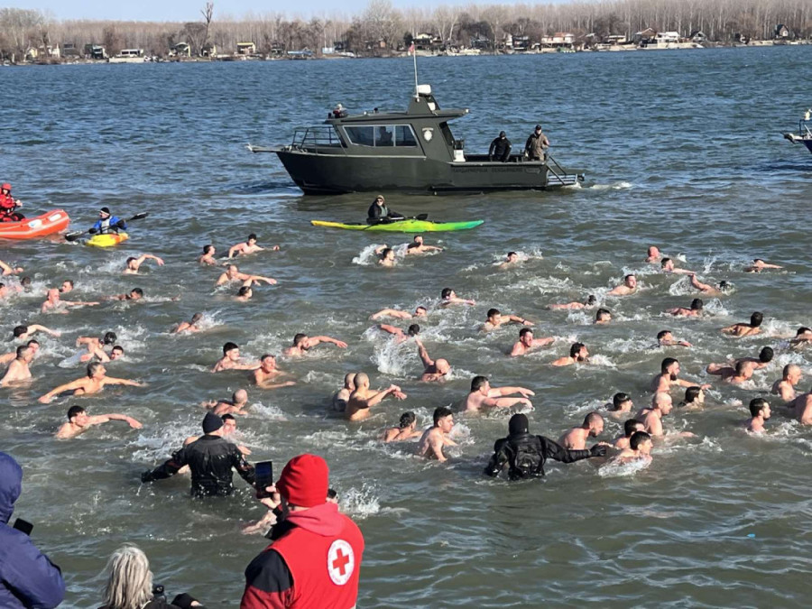 Bogojavljensko plivanje u Zemunu: Maša je prva doplivala do Časnog krsta! (FOTO/VIDEO)