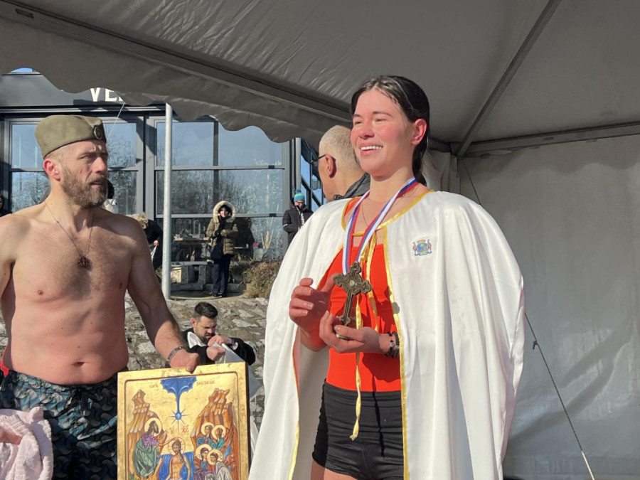 Bogojavljensko plivanje u Zemunu: Maša je prva doplivala do Časnog krsta! (FOTO/VIDEO)