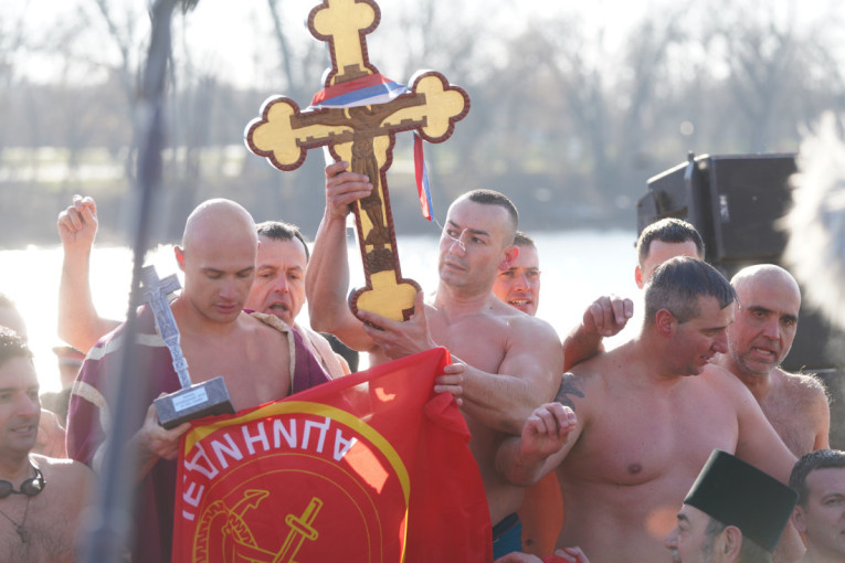 Plivalo se za Časni krst i na Adi Ciganliji: Pobednik je žandarm! (FOTO/VIDEO)