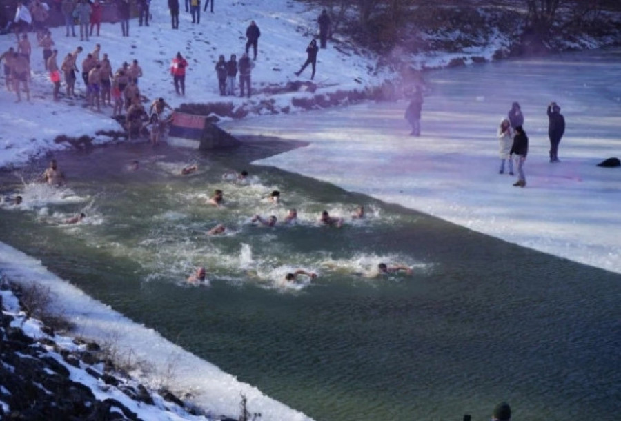 Desetine sugrađana se okupilo na Beloj reci! Predsednica opštine  Voždovac čestitala vernicima Bogojavljenje: Neka nam donese mir i slogu
