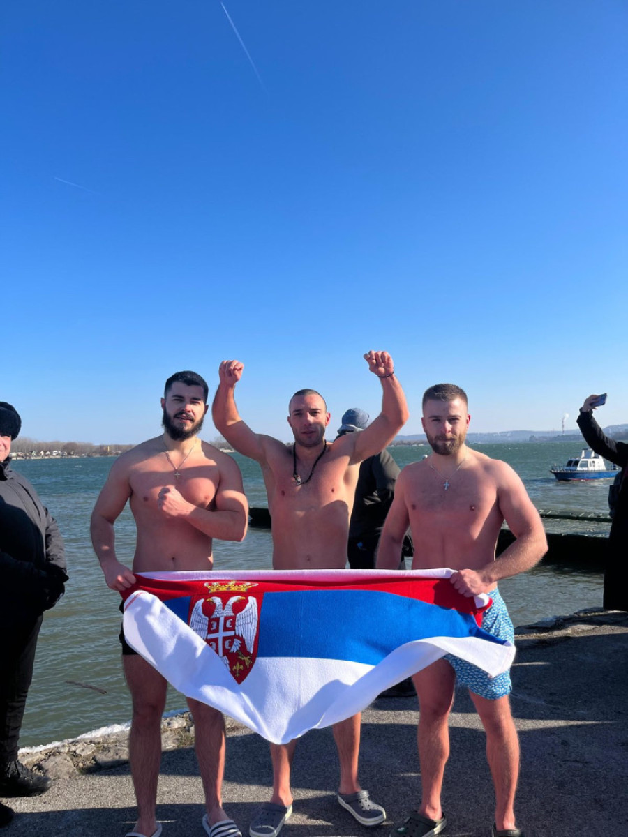Bogojavljensko plivanje u Zemunu: Maša je prva doplivala do Časnog krsta! (FOTO/VIDEO)